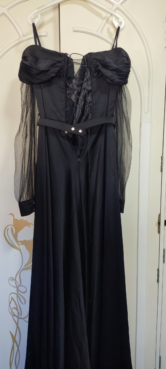 Queen & Queens | Rent or Sell Dresses and Accessories