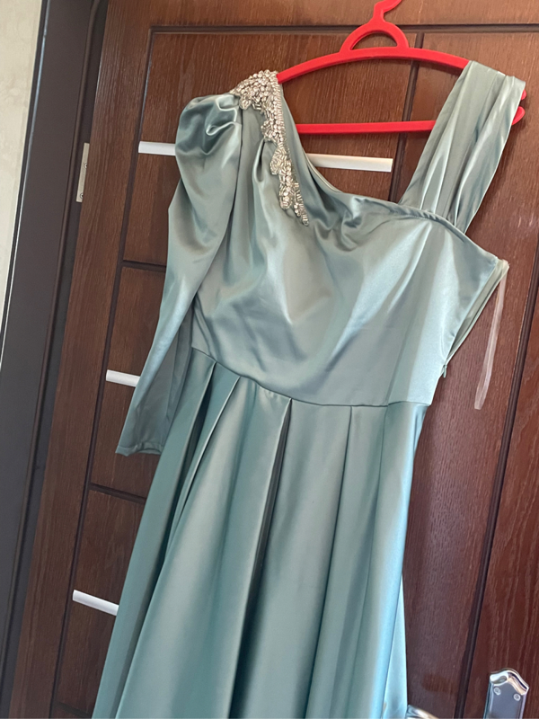 Queen & Queens | Rent or Sell Dresses and Accessories