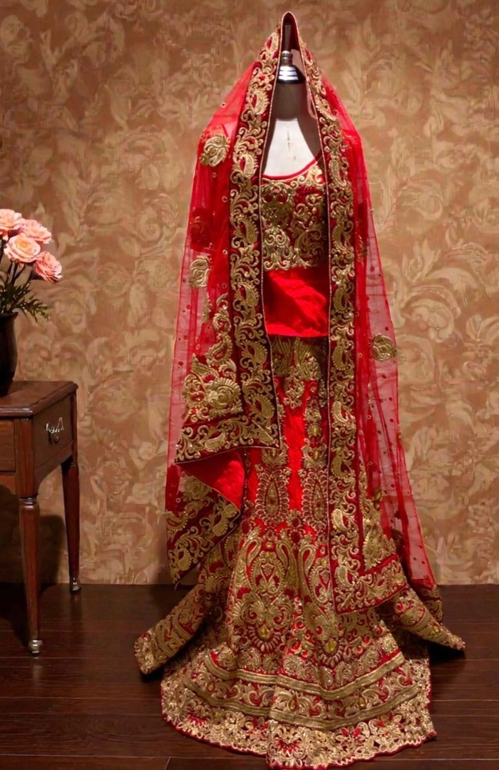 ثوب مطرّز أحمر