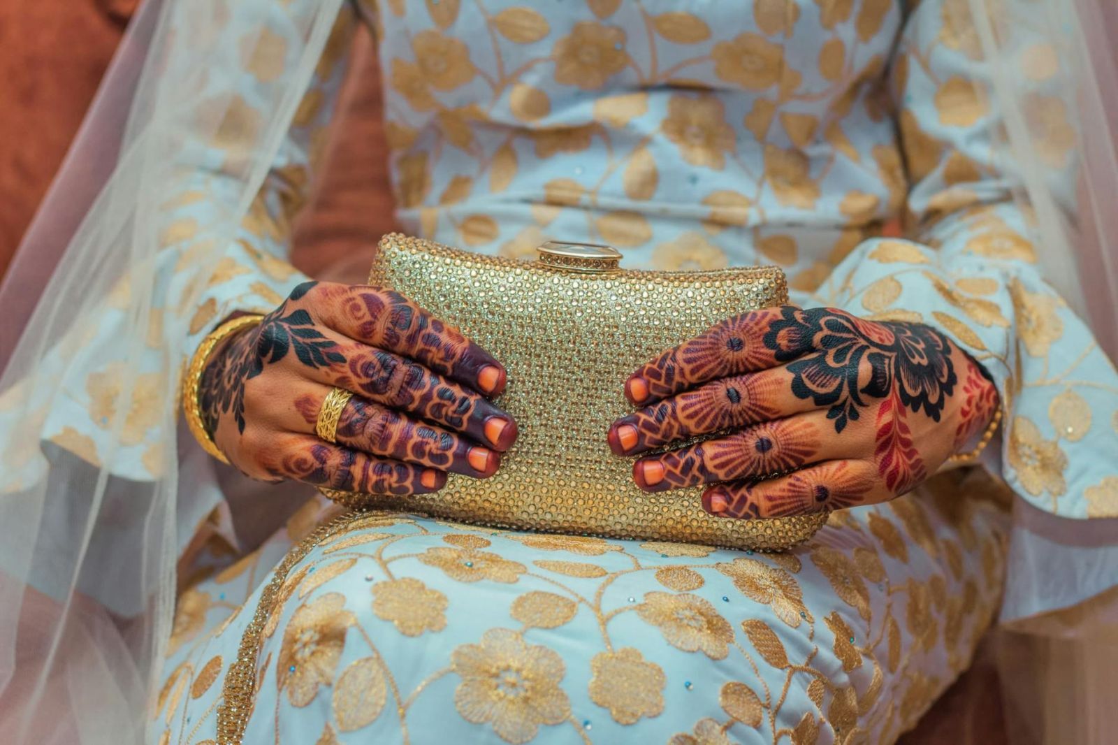 Bridal Bag Styling: Timeless Decisions That Photograph Beautifully
