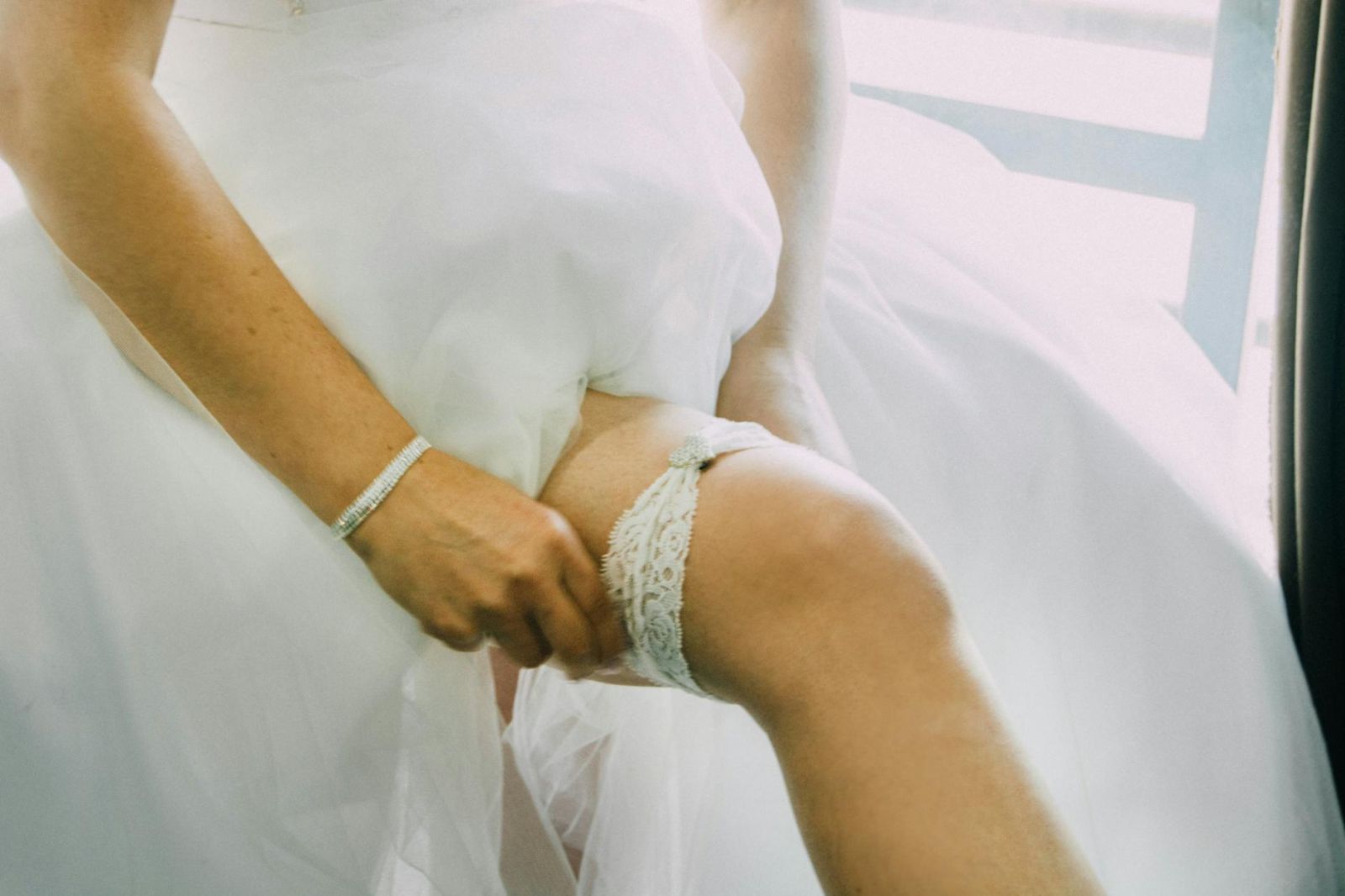 How to Choose the Perfect Wedding Garter