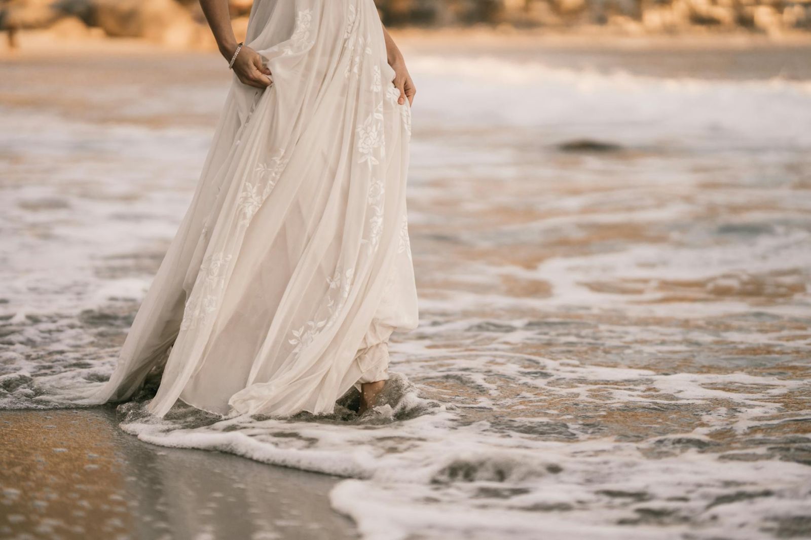 How to Choose the Perfect Beach Wedding Gown