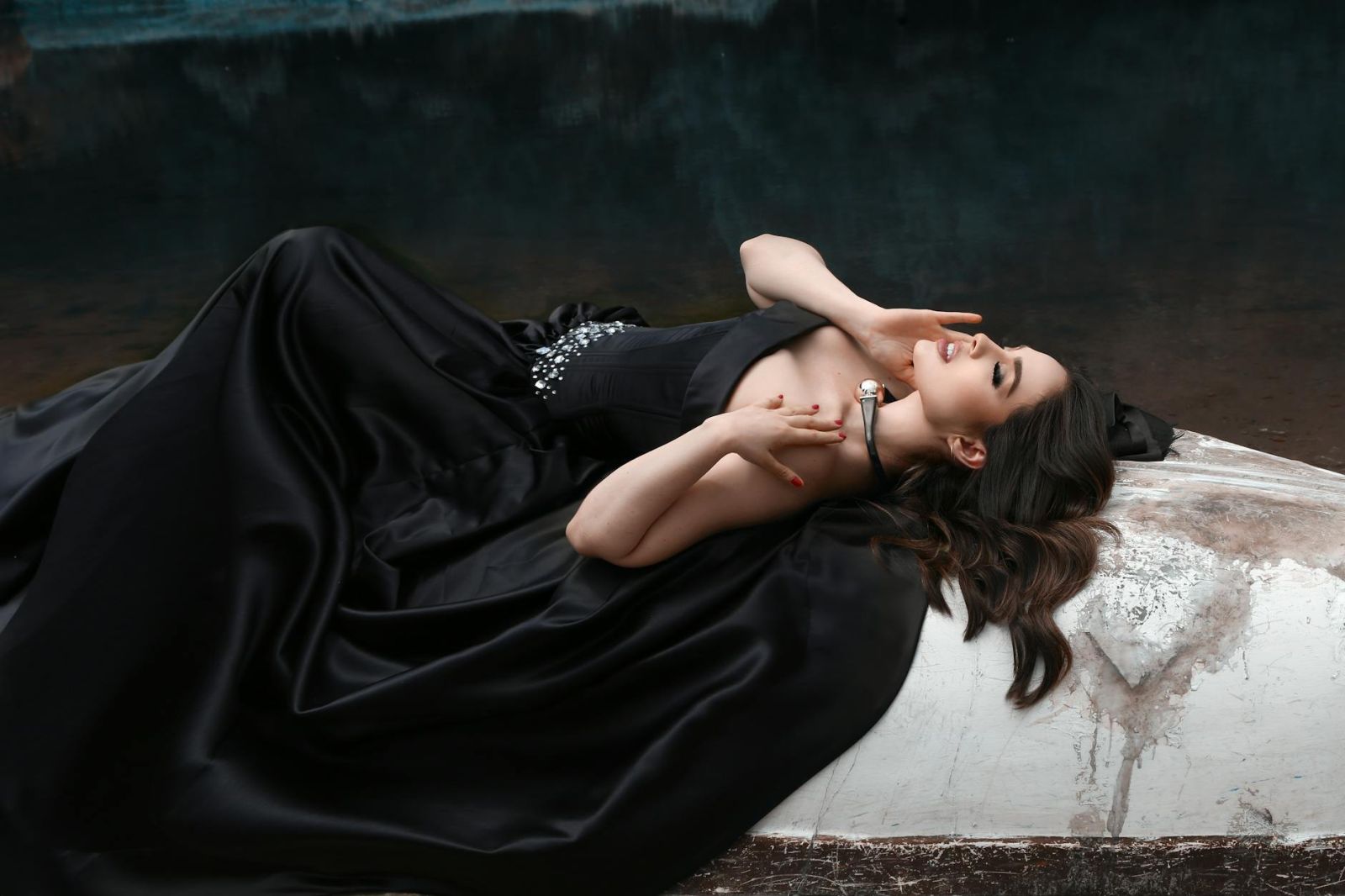 How to Choose the Perfect Satin Evening Dress