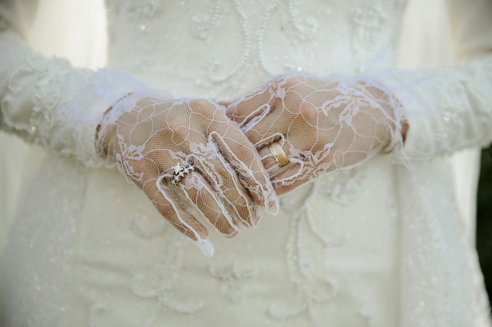 كيف تختارين قفازات العروس المثالية