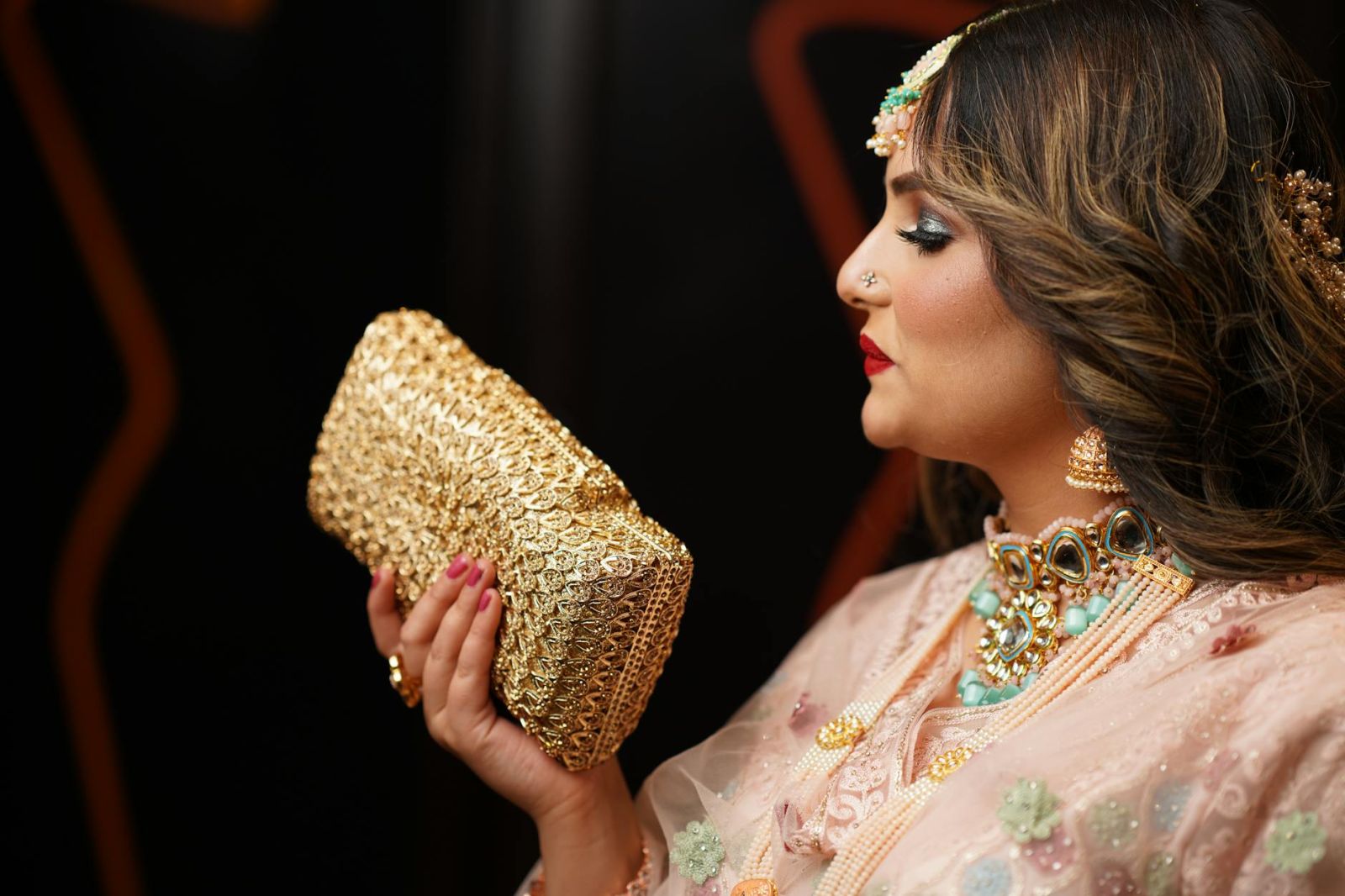 How to Choose the Perfect Floral Embroidered Clutch