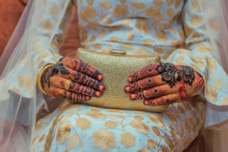 تنسيق حقيبة العروس: قرارات كلاسيكية تظهر جمالا في الصور