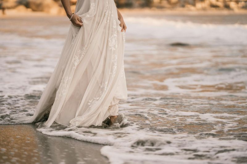 How to Choose the Perfect Beach Wedding Gown